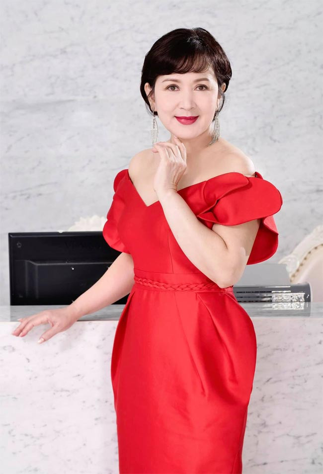 Sinh năm 1964, NSND Minh Hoà gây ấn tượng với khán giả bằng nhiều bộ phim, vở kịch và cả vẻ xinh đẹp, trẻ trung.