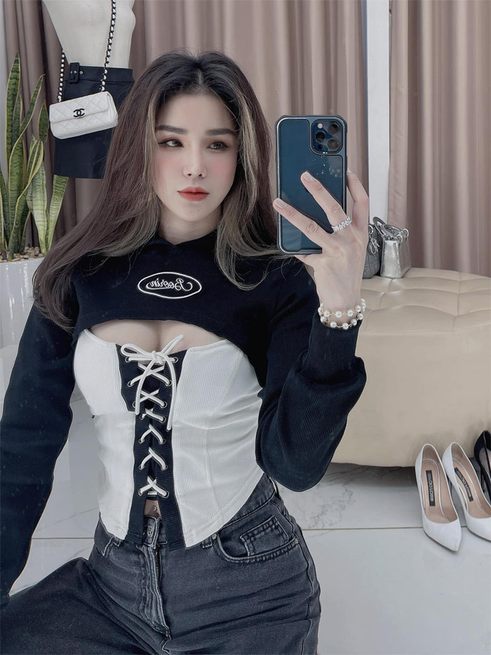 Diệp Lâm Anh sở hữu chiều cao 1m70 với số đo ba vòng 88-63-93. Với vóc dáng bỏng mắt, người đẹp Hà thành luôn diện những trang phục sexy để khoe dáng.