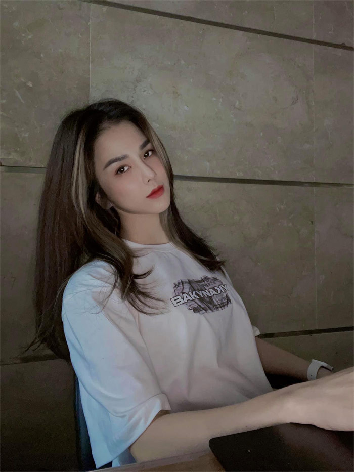 Tuy nhiên, thời gian gần đây, việc dao kéo khuôn mặt quá đà khiến Diệp Lâm Anh không còn giữ được vẻ đẹp vốn bởi khuôn mặt cô cứng đờ.