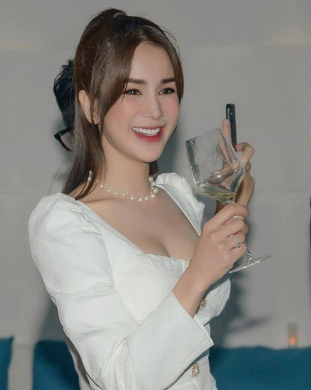 Mới đây rộ tin đồn Diệp Lâm Anh và Đức Phạm đã chia tay. Trong khi Diệp Lâm Anh cố tránh trả lời câu hỏi liên quan thì chồng cô lên trang cá nhân tuyên bố đã ly thân với vợ từ tháng 1/2021.