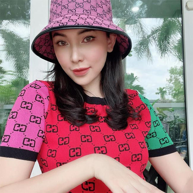 Không sở hữu chiều cao nổi trội nhưng với vẻ ngoài sexy, Quỳnh Thư từng là "gà cưng" của ông bầu Vũ Khắc Tiệp và là gương mặt đắt giá tại các show thời trang.