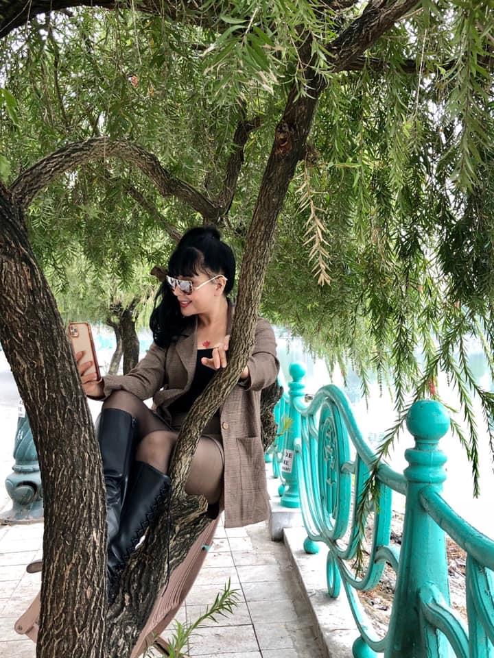 Dù đã lên chức bà nhưng NSND Lan Hương vẫn sở hữu phong cách trẻ trung, "xì-tin", không ngại... trèo cây chụp ảnh.