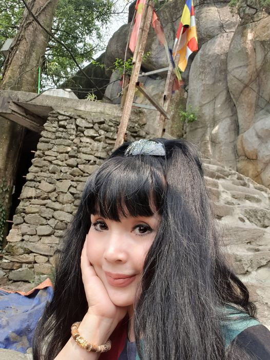 Về nhan sắc hiện tại, NSND Lan Hương từng thừa nhận can thiệp thẩm mỹ vùng má vì vấn đề tuổi tác nhưng không làm mắt hay môi.