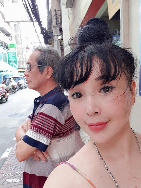 Không chỉ sở hữu nhan sắc ngày càng trẻ hóa, nữ nghệ sĩ còn khiến khán giả ngưỡng mộ với cuộc hôn nhân hạnh phúc bên đạo diễn Tất Bình.