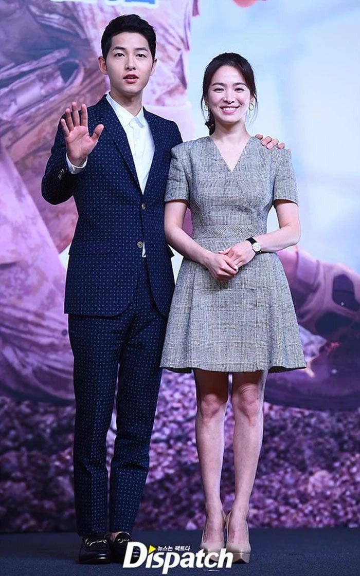 Mặc dù sở hữu đôi chân không nuột nà, nhưng Song Hye Kyo lại rất thích diện váy ngắn. (Ảnh: Dispatch)