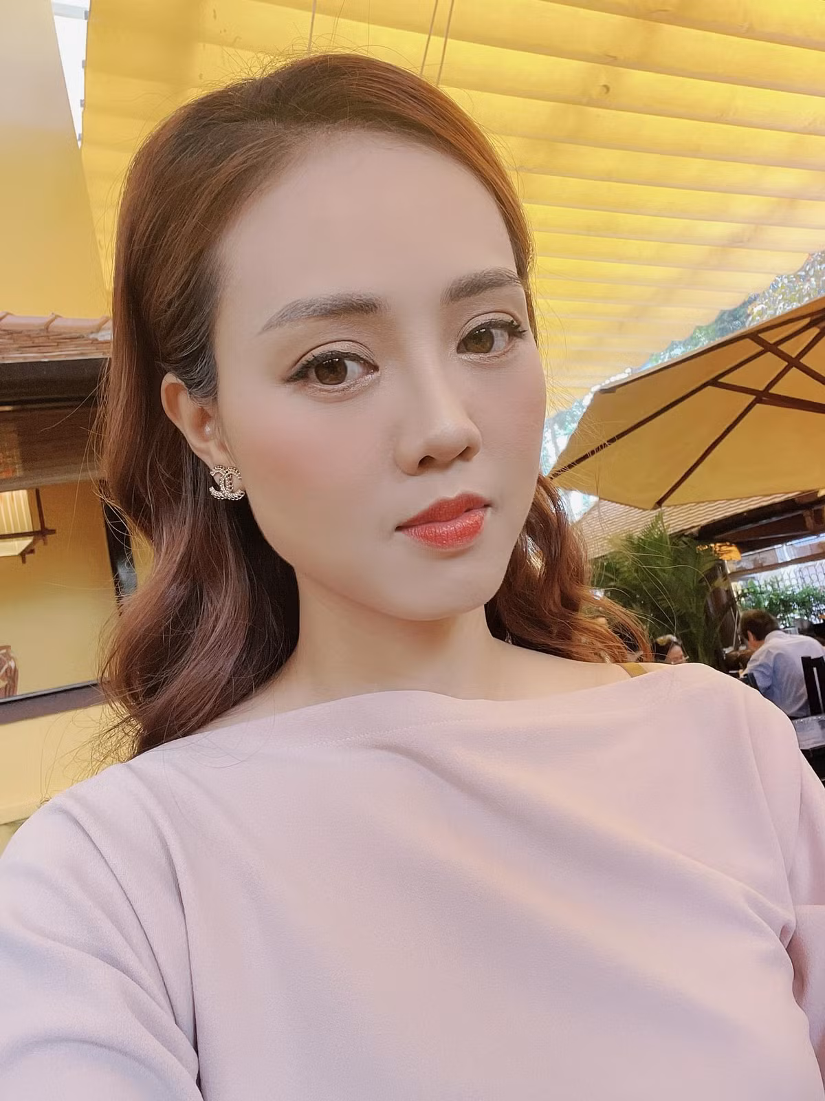 "Mặt tròn như cái quạt mo/ Ai mà vớ được ấm no cả đời", Ngọc Hà "thả thính" thế này liệu ông xã Công Lý có "dính"?
