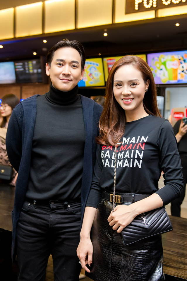 Ngọc Hà chụp ảnh cùng diễn viên Hứa Vĩ Văn. Đời thường, cô chọn phong cách trẻ trung và năng động của một nữ nhà báo. Ảnh: Hàn Thành Đạt.