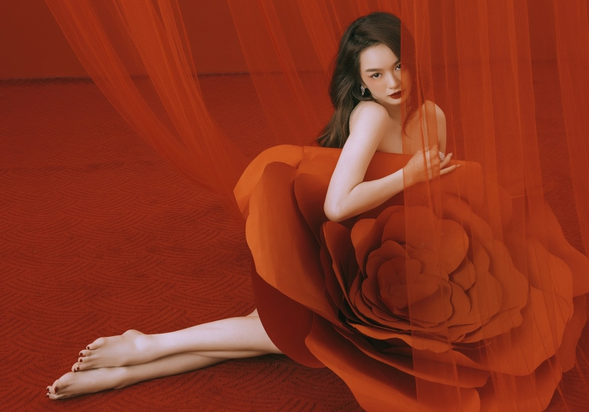 Mỹ nhân mang hai dòng máu Việt - Mỹ hóa "quý cô hồng trà" đẹp quyến rũ và mơn mởn trước ngưỡng cửa bước sang tuổi 22.