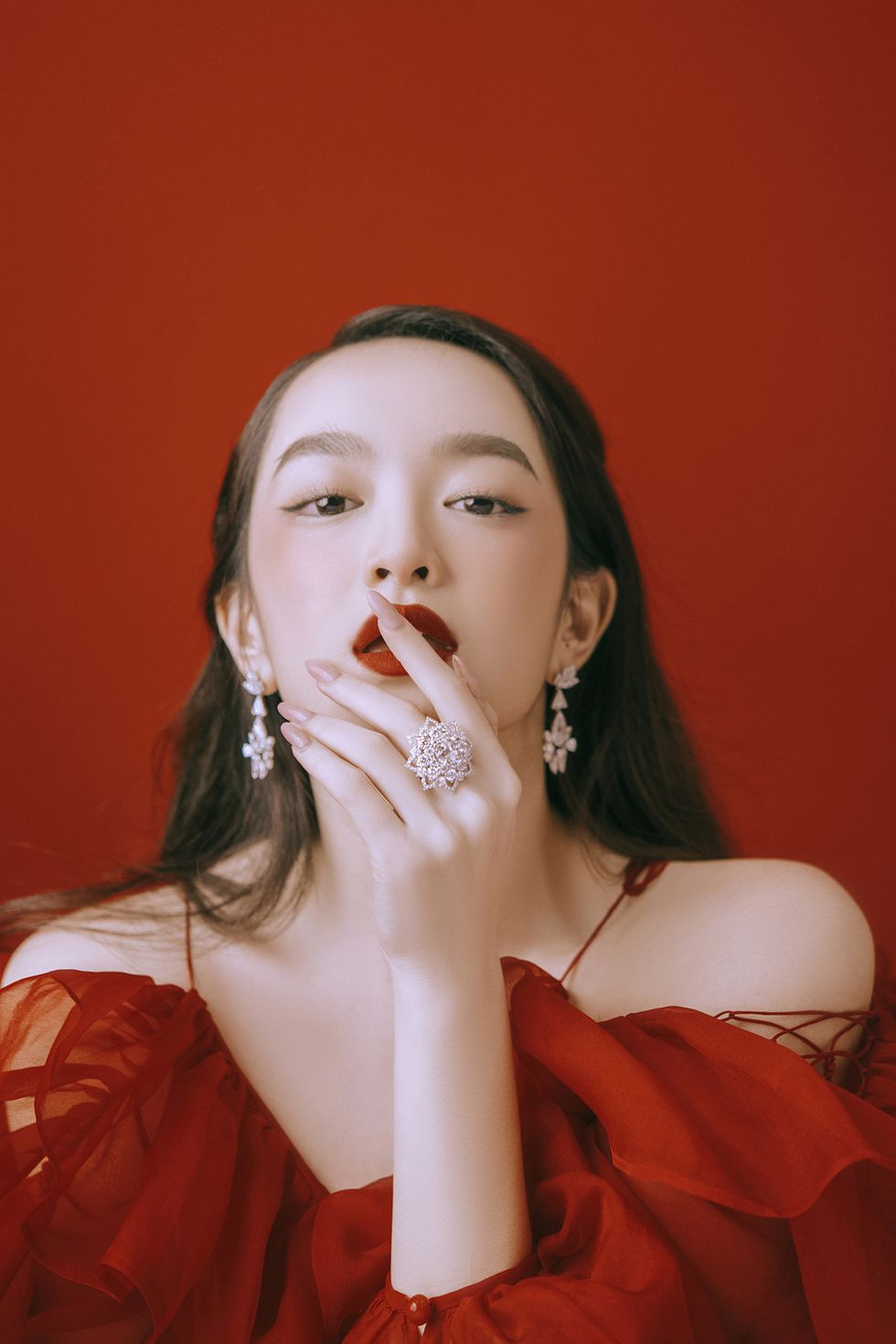 Bộ ảnh mới của Kaity Nguyễn lấy cảm hứng từ hình ảnh hoa trà đầy ẩn dụ trong "Gái già lắm chiêu V".