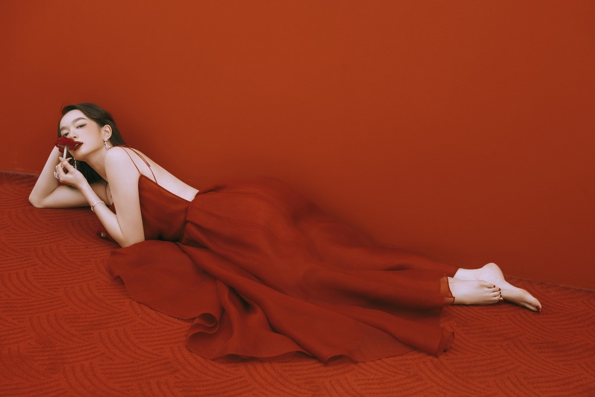 Nhan sắc của Kaity Nguyễn được ví như đóa hoa hồng trà đang nở rộ và rực rỡ ở tuổi 22.