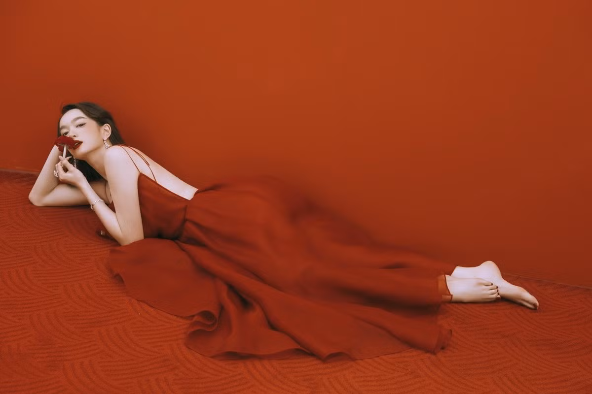 Nhan sắc của Kaity Nguyễn được ví như đóa hoa hồng trà đang nở rộ và rực rỡ ở tuổi 22.