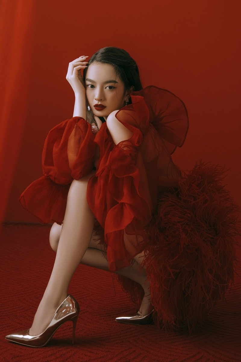  Nữ diễn viên "Gái già lắm chiêu V" ngày càng trưởng thành về cả nhan sắc lẫn diễn xuất.