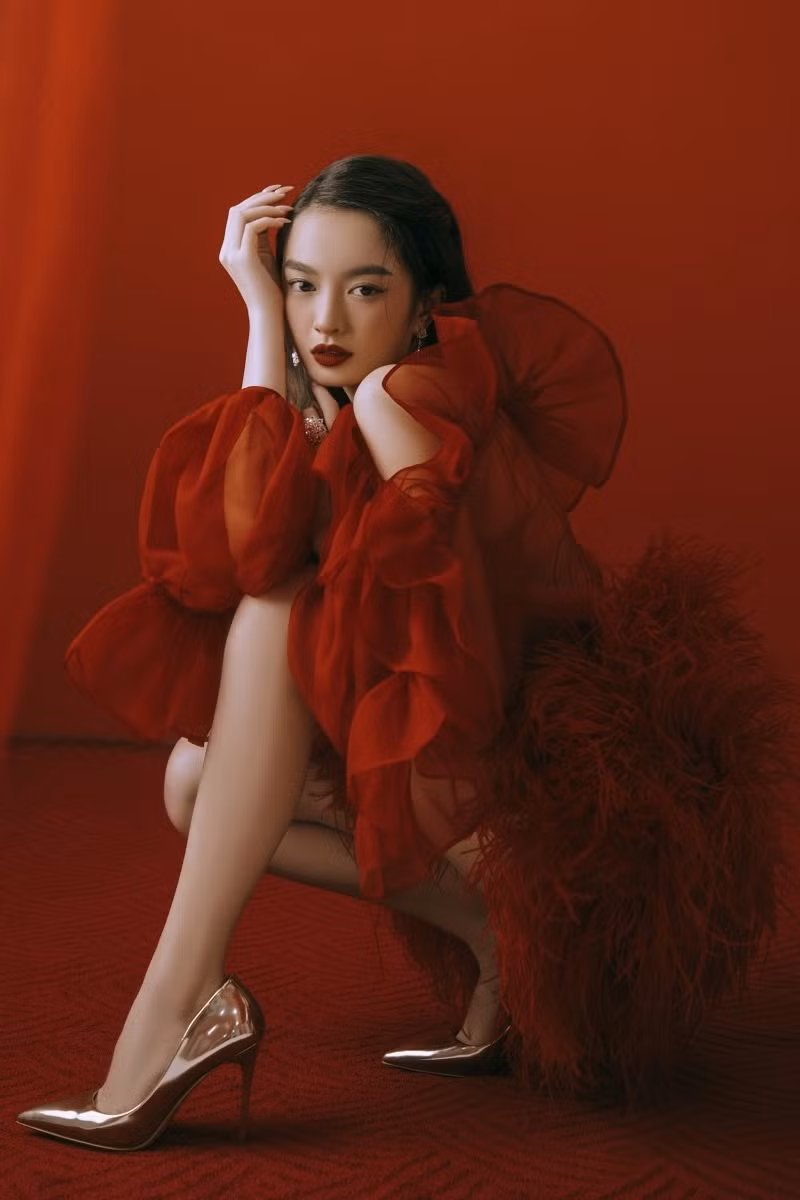  Nữ diễn viên "Gái già lắm chiêu V" ngày càng trưởng thành về cả nhan sắc lẫn diễn xuất.