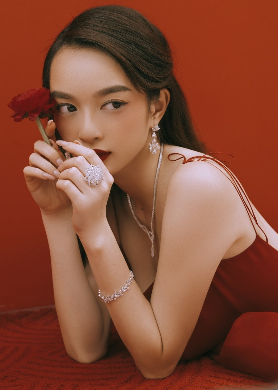 Mỹ nhân 9X tạo dáng nóng bỏng bên đóa hoa hồng trà.