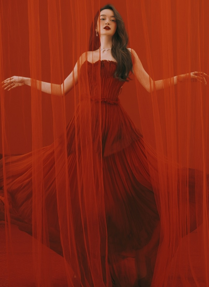 Bộ ảnh còn đánh dấu cột mốc 5 năm người đẹp theo đuổi con đường diễn xuất kể từ lần đầu tiên tham gia bộ phim điện ảnh ăn khách "Em chưa 18".