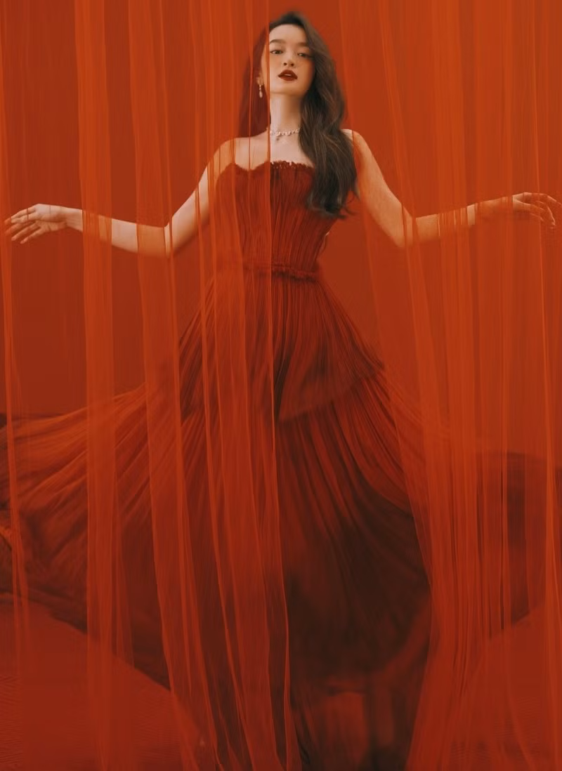 Bộ ảnh còn đánh dấu cột mốc 5 năm người đẹp theo đuổi con đường diễn xuất kể từ lần đầu tiên tham gia bộ phim điện ảnh ăn khách "Em chưa 18".