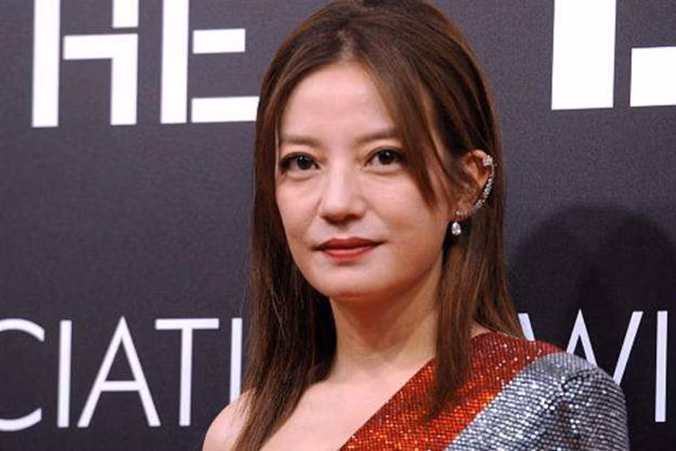 Kể cả khi đi dự sự kiện, trang điểm đậm, nhưng nữ diễn viên "Hoàn châu cách cách" cũng không giấu được tuổi tác bởi làn da đã chảy xệ. (Ảnh: Sina)