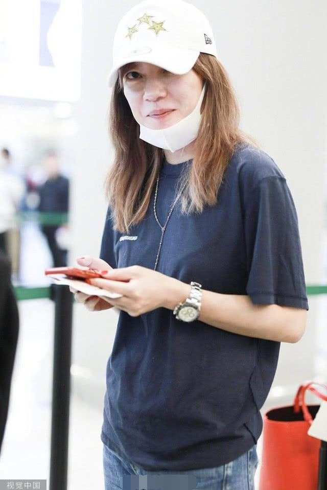 Trong Cbiz, Triệu Vy là một trong những ngôi sao ăn vận giản dị cả đời thường lẫn khi dự sự kiện. (Ảnh: Sina)