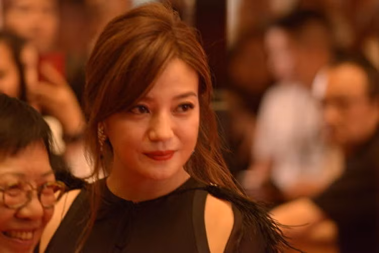 Những vết thời gian in hằn trên khuôn mặt, làn da không còn săn chắc đã tố cáo tuổi thật của nàng Tiểu Yến Tử. (Ảnh: The Epoch Times)