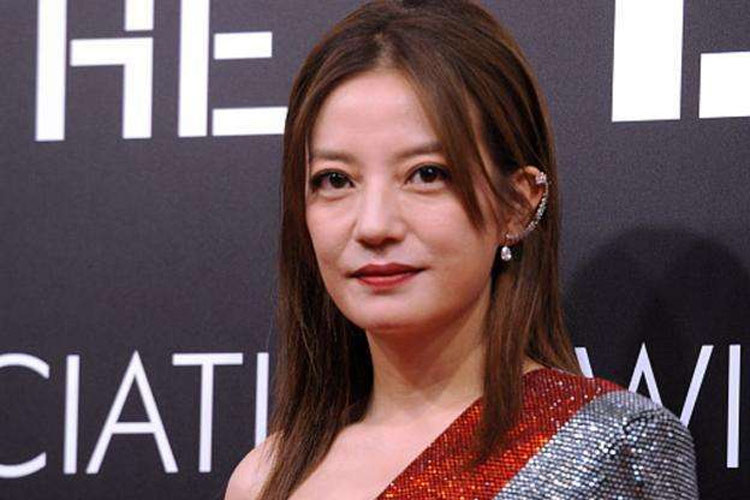 Kể cả khi đi dự sự kiện, trang điểm đậm, nhưng nữ diễn viên "Hoàn châu cách cách" cũng không giấu được tuổi tác bởi làn da đã chảy xệ. (Ảnh: Sina)