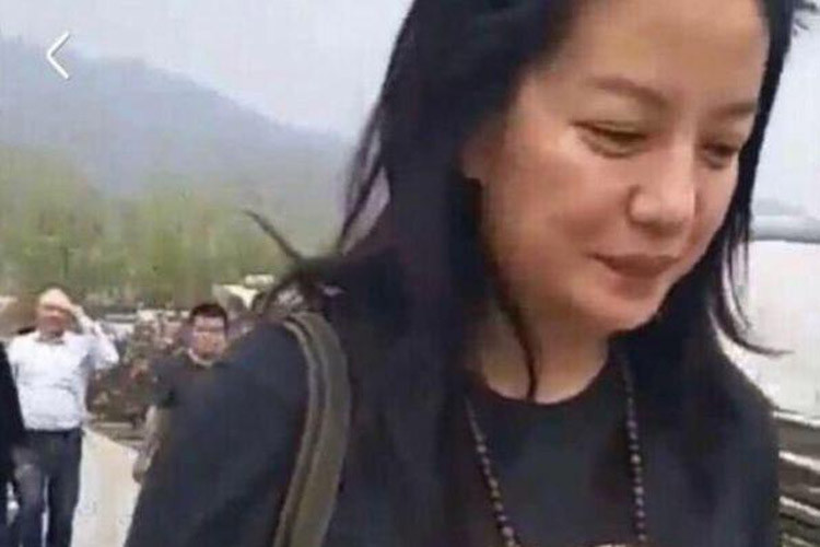 Việc không chỉn chu đầu tóc, trang điểm mỗi khi ra ngoài khiến diện mạo của Triệu Vy bị mất điểm trong mắt người hâm mộ. (Ảnh: Sina)