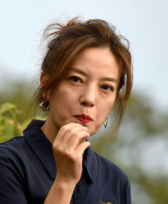 Triệu Vy lộ vẻ già nua, làn da chảy xệ ở tuổi 45 Trieu Vy lo ve gia nua, lan da chay xe o tuoi 45