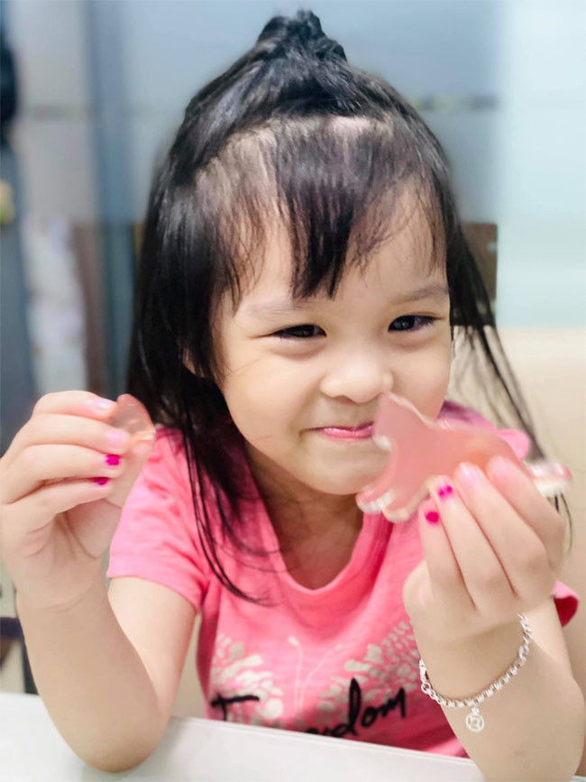 Bé Gà được nhận xét là có nhiều nét giống mẹ.