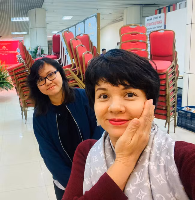 Giờ thì bé Nhím ngày nào đã là một cô gái cao ráo, năng động và đầy tự tin.