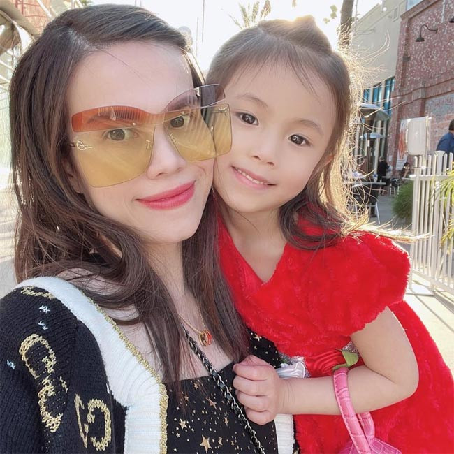 Thuỵ Anh đang sống rất hạnh phúc với gia đình nhỏ của mình. Cô thường xuyên đăng những hình ảnh hạnh phúc của gia đình lên trang cá nhân. (Ảnh: FBNV)