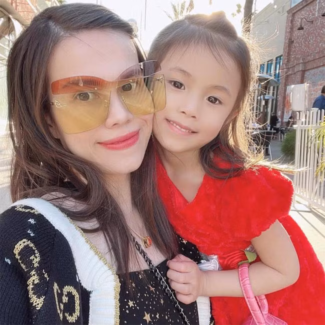 Thuỵ Anh đang sống rất hạnh phúc với gia đình nhỏ của mình. Cô thường xuyên đăng những hình ảnh hạnh phúc của gia đình lên trang cá nhân. (Ảnh: FBNV)