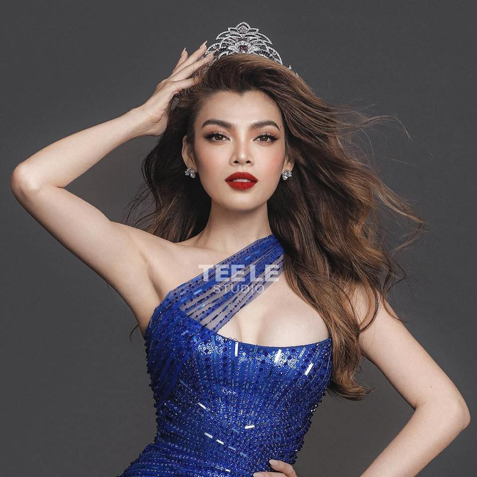 Sau khi khởi động cuộc thi thiết kế trang phục cho đại diện Việt Nam Phùng Trương Trân Đài tại Miss International Queen 2021, ban tổ chức nhận về nhiều bản vẽ độc lạ và gây cười. Đáng chú ý nhất là thiết kế "Cầu tõm - 9 củ thành 10" lấy ý tưởng từ hình thức vệ sinh ở vùng thôn quê của thí sinh Lý Thị Út Lành (sinh năm 2004).