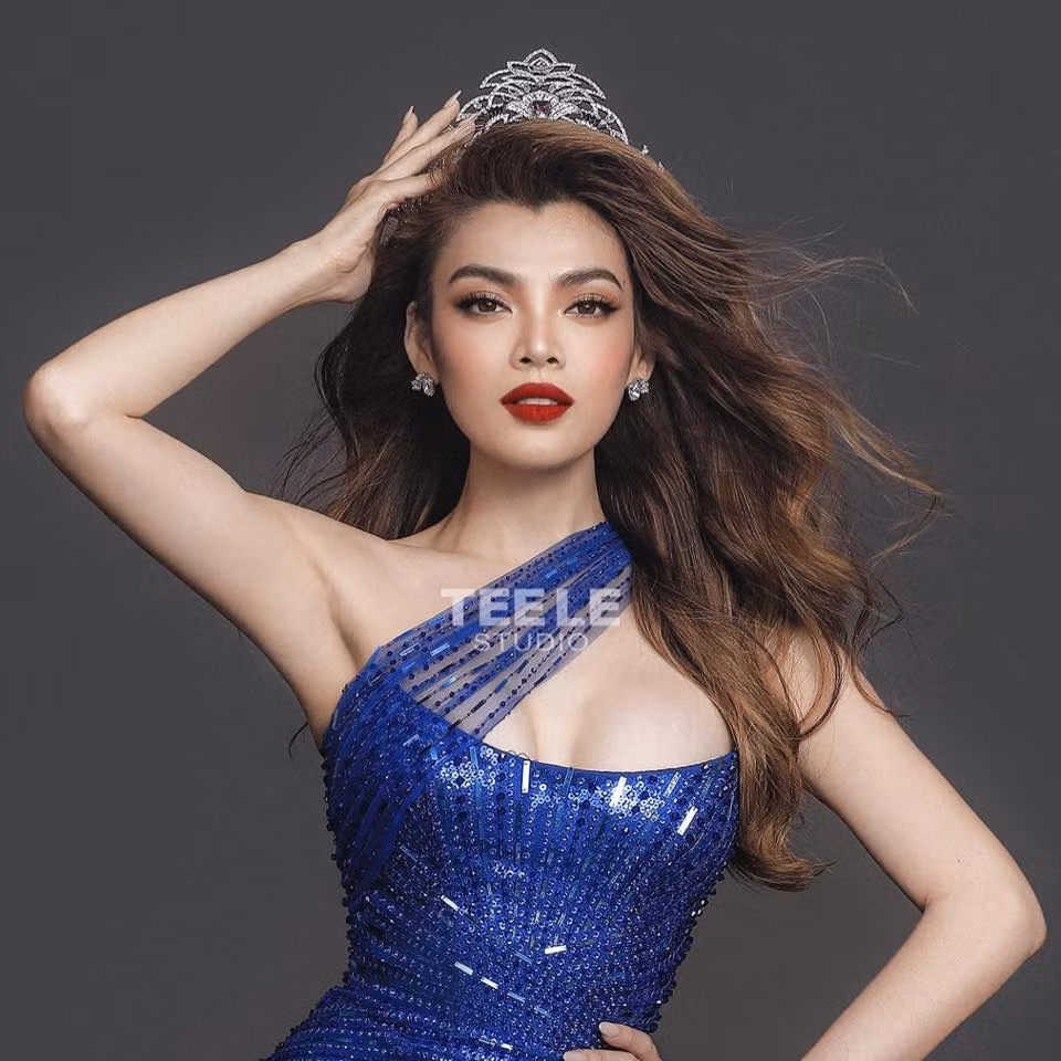 Sau khi khởi động cuộc thi thiết kế trang phục cho đại diện Việt Nam Phùng Trương Trân Đài tại Miss International Queen 2021, ban tổ chức nhận về nhiều bản vẽ độc lạ và gây cười. Đáng chú ý nhất là thiết kế "Cầu tõm - 9 củ thành 10" lấy ý tưởng từ hình thức vệ sinh ở vùng thôn quê của thí sinh Lý Thị Út Lành (sinh năm 2004).