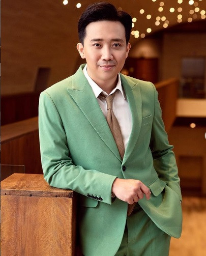 Vốn là một nam nghệ sĩ khá chỉn chu và muốn mình trông đẹp đẽ nhất có thể khi xuất hiện trước công chúng, nên Trấn Thành không tiếc tiền đầu tư cho trang phục lẫn phụ kiện đi kèm.