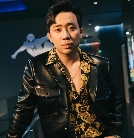 Ông xã Hari Won còn chuộng những chiếc sơ mi nhiều họa tiết.