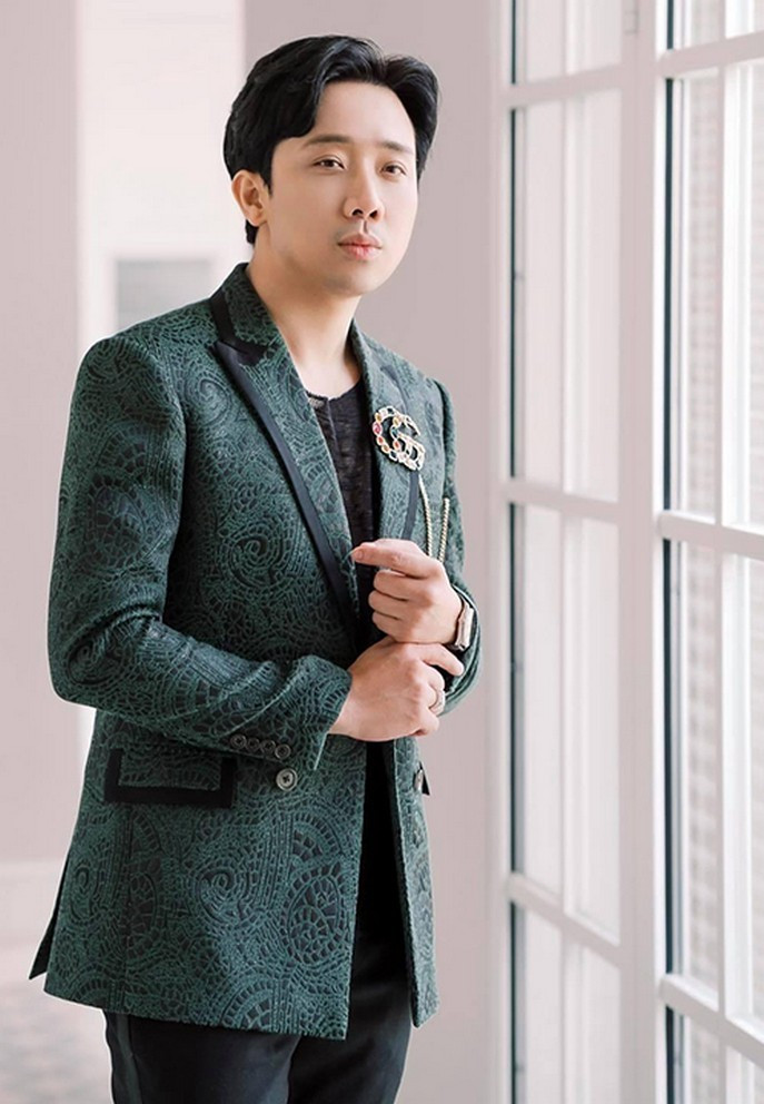 Những bộ suit của nam danh hài cũng đa sắc màu.