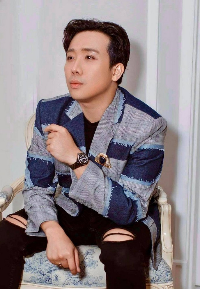 Nam danh hài khéo léo kết hợp cùng gim cài áo, đồng hồ để tạo điểm nhấn nổi bật cho set đồ.