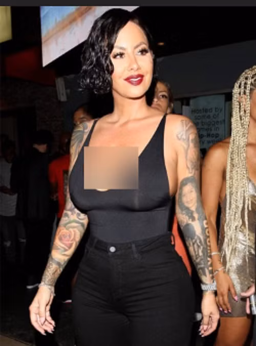 Amber Rose hẹn hò với rất nhiều người đàn ông nổi tiếng và từng kết hôn một lần với rapper Wiz Khalifa vào tháng 7/2013 sau khi có với nhau một cậu con trai.