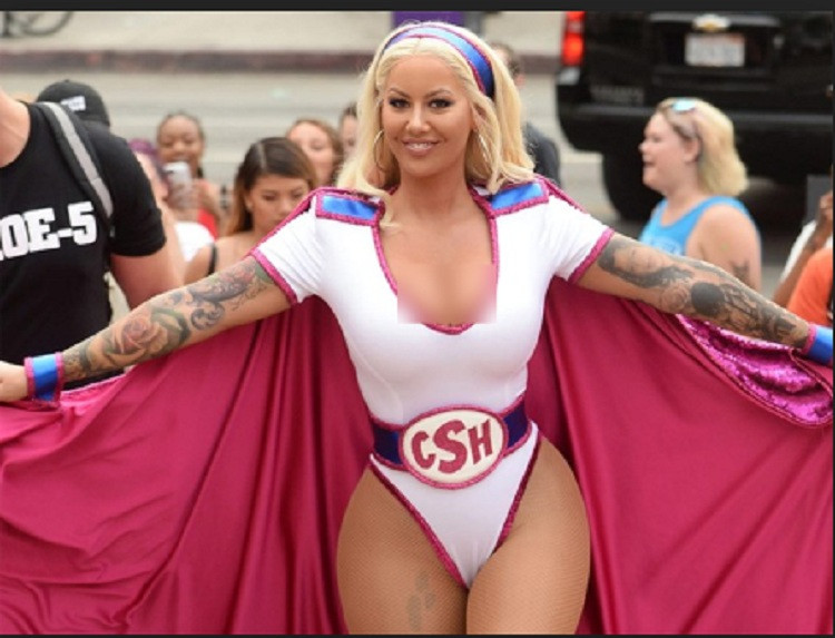 Thân hình với nhiều hình xăm và ba vòng bắt mắt giúp Amber Rose gây chú ý mỗi khi xuất hiện. (Ảnh: bvf)