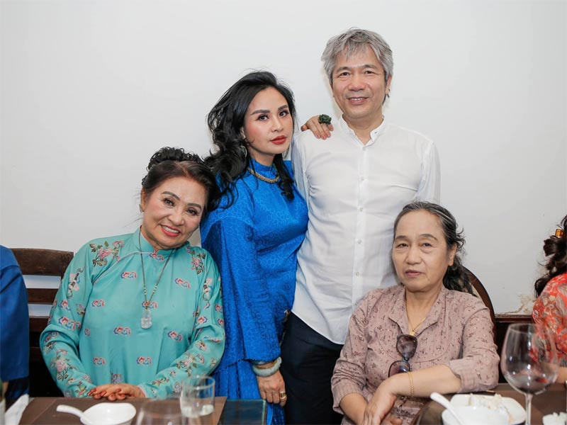 Thanh Lam và bạn trai chụp ảnh cùng hai mẹ ruột của cô và anh.