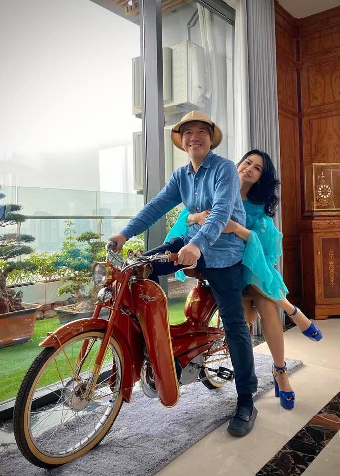 Tình yêu của Thanh Lam và bác sĩ Bùi Tiến Hùng bắt đầu vào tháng 3/2020 khi nữ ca sĩ tới bệnh viện nơi bác sĩ Hùng công tác để mổ mắt.