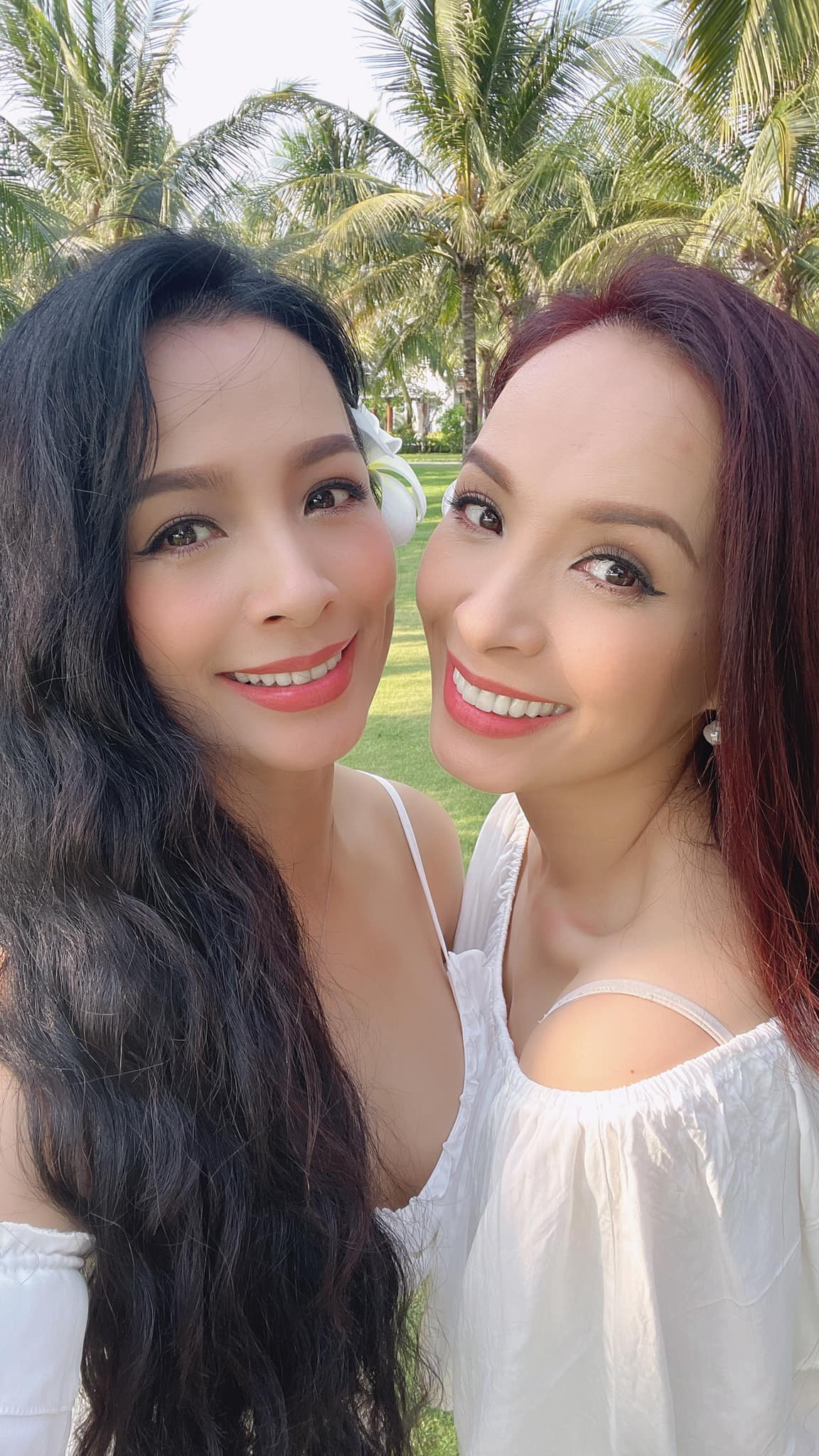 Ở tuổi 43, Thúy Hằng và Thúy Hạnh sở hữu nhan sắc "một chín một 10". Trong nhiều khung hình, khán giả phải "soi" kỹ lắm mới phân biệt được đâu là chị Thúy Hằng và đâu là em Thúy Hạnh.