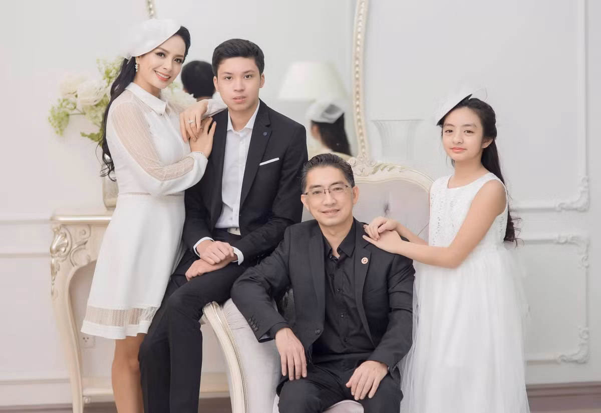 Trong khi đó, Thúy Hằng sống ở Hà Nội cùng chồng tiến sĩ kinh tế và hai con "đủ nếp đủ tẻ".