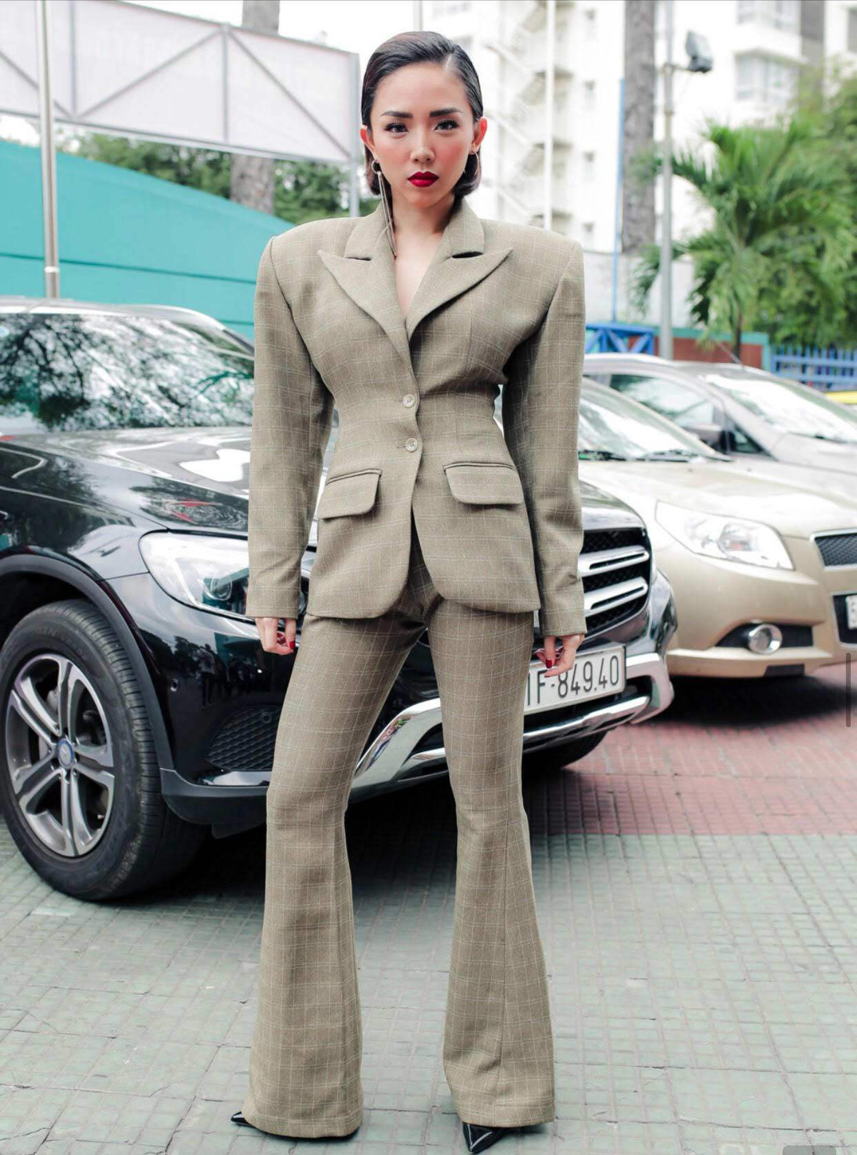 Một set đồ từng khiến Tóc Tiên bị xếp vào danh sách "sao mặc dị". Phần độn vai to ngang dù giúp tôn vòng eo nhỏ nhưng lại khiến cô nàng trông vô cùng "cơ bắp".