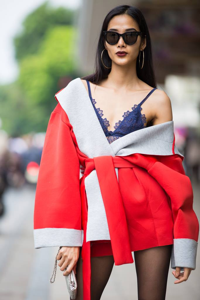 Hoàng Thùy là người mẫu Việt Nam đầu tiên xuất hiện trên trang chủ website chính thức tạp chí Vogue của Anh và Italy, người mẫu Việt Nam đầu tiên cũng như duy nhất cho đến hiện tại xuất hiện trên hai tạp chí danh tiếng của Anh như Elle và Grazia. (Ảnh: FBNV)