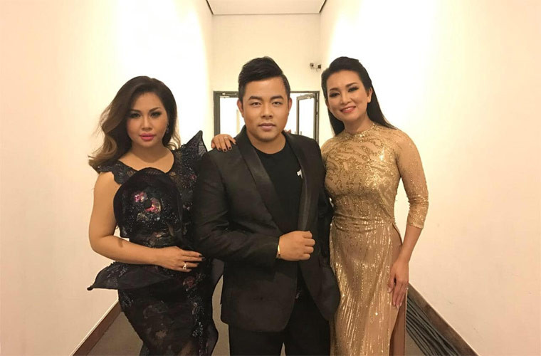 Hình ảnh Quang Lê trong hậu trường một đêm diễn.