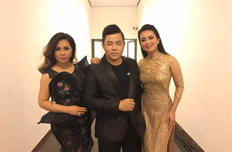 Hình ảnh Quang Lê trong hậu trường một đêm diễn.