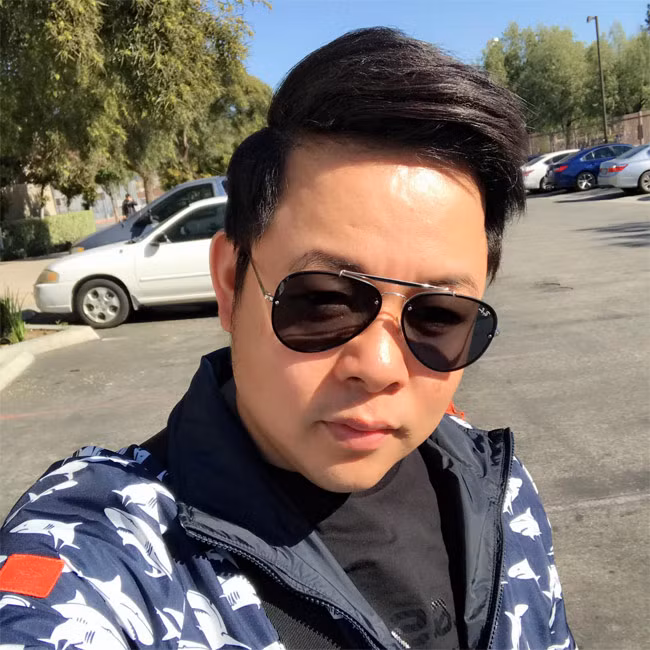 “Hiện tại tôi đã giảm được 8kg rồi, đã lấy lại vóc dáng phần nào so với lúc mập đỉnh điểm. Quyết tâm giảm tiếp để tháng 10 trở lại Hà Nội cho Live show Quang Lê”, Quang Lê chia sẻ.