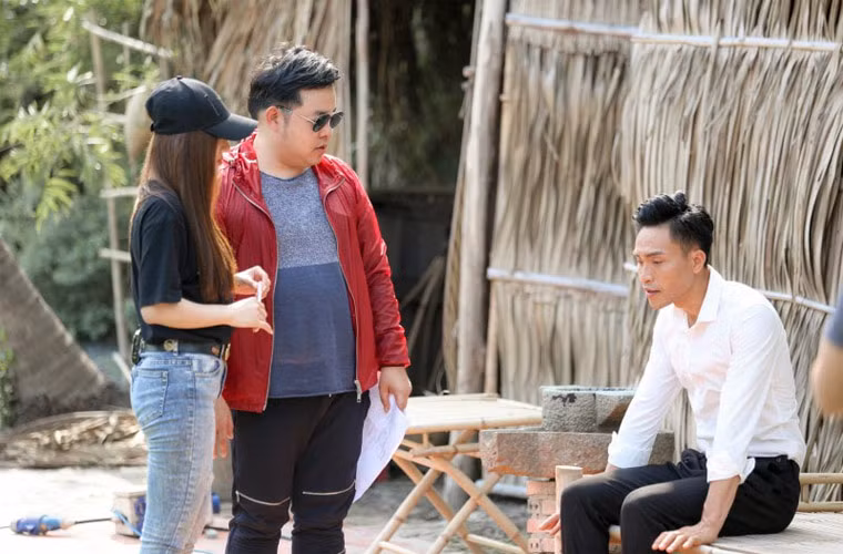 Hình ảnh Quang Lê tăng cân bụng phệ, béo ú vào năm 2019.