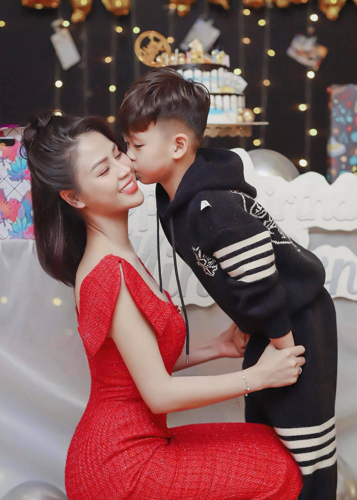 Hiện, dù bận rộn với công việc diễn xuất lẫn kinh doanh nhưng "hot mom" Lương Thu Trang luôn cố gắng sắp xếp thời gian dành cho con. Bởi con trai chị đang giai đoạn học lớp 1, thời điểm mà con cần có mẹ ở bên cạnh nhất.