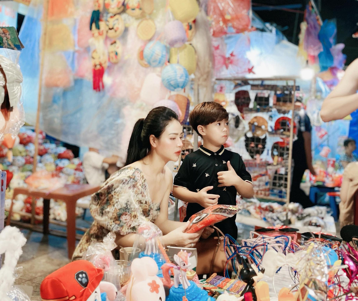  Lương Thu Trang "Hướng dương ngược nắng" tận hưởng cuộc sống độc thân hạnh phúc bên con trai.